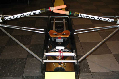 Einer in der Bootshalle